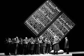 Chor der Staatsoper, Harald Stamm (Riedinger), Peter Galliard (Wolfgang Capito). Foto: Franz Schlechter