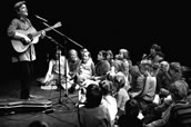 Elementare Musikpädagogik in der Praxis. Am Schlusstag des Symposiums gab Kinderliedermacher Gerhard Schöne ein Konzert vor begeisterten Kindern im Konzertsaal der Musikhochschule. Foto: 