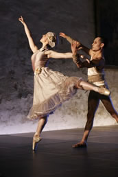 Sidnei Brandão und Irene López Ros in Jutta Wörnes Ballett „RequieMozarTanz“. Foto: Theater Nordhausen