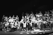 Wolfgang Schmidt (Aron), Michael Ebbecke (Moses), Solisten, Chor und Extra-Chor der Deutschen Oper am Rhein. Foto: Eduard Straub