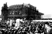 Schlüsselübergabe am 13. Februar 1985 auf dem Dresdner Theaterplatz im Rahmen einer großen Kundgebung im Beisein der DDR-Regierung. Foto: Archiv der Sächsischen Staatsoper Dresden, E. Döring.