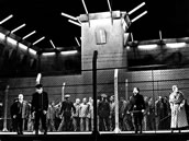 Die mutige „Fidelio“-Inszenierung von Christine Mielitz im Oktober 1989 holte die Ereignisse des „heißen Herbstes“ in der DDR auch auf die Bühne. Foto: Archiv der Sächsischen Staatsoper Dresden, E. Döring. 