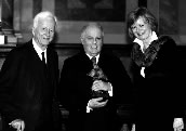 „Dresden-Preis“ für Daniel Barenboim, hier mit Laudator Richard von Weizsäcker und Intendantin Ulrike Hessler. Foto: Matthias Creutziger