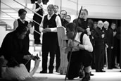 Christoph Stephinger (Gurnemanz), Catalina Bertucci (1. Knappe), Michael Klein (4. Knappe), Johannes Harten (Parsifal), Chor und Extrachor. Foto: Landestheater/Worms