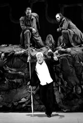 Thorsten Grümbel (Fasolt), Johan Reuter (Wotan), Aga Mikolaj (Freia), Sophie Koch (Fricka) und Phillip Ens (Fafner) in „Das Rheingold“. Foto: Wilfried Hösl