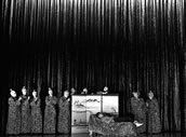 „Die glückliche Hand“ mit Shigeo Ishino (Ein Mann) und Mitgliedern des Staatsopernchors.