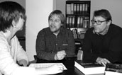 Tobias Könemann (Mitte) und Gerrit Wedel im Gespräch mit Barbara Haack. Foto: Jörg Lohner