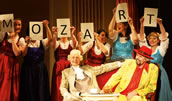 Der Schweriner Opernchor auf musikalischer Schatzsuche. Vorne: Franz Sieveke als Mozart, Reinhard Strey als Papageno. Foto: Silke Winkler