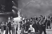 Hier darf der Chor tanzen: John Chest als Nick Carraway mit Damen und Herren des Staatsopernchores. Foto: Daniel Koch