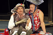 Gábor Bretz als Don Quichotte, David Stout als Sancho Pansa. Foto: Bregenzer Festspiele / Karl Forster
