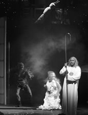 Parsifal-Geschehen im Halbdunkel: John Wegner (Klingsor), Michelle de Young (Kundry) , Endrik Wottrich (Parsifal). 