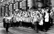 Jugendchöre im Aufwind. Chor der Realschule Eslohe vor dem Zwinger in Dresden. Foto: Monika Heinrich