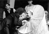 Umstrittene „Fledermaus“ bei den Salzburger Festspielen 2001 mit Dale Duesing (Frank) und Elisabeth Trissenaar (Frosch). Foto: Rabanus