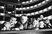Staunende Kinder bei der Führung durch die Oper. Foto: W. Hösl