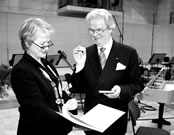 Klaus Froboese, ausgezeichnet von der Oberbürgermeisterin der Stadt Halle, Ingrid Häußler. Foto: Opernhaus Halle