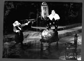 Ritter-Blaubart-Inszenierung von Felsenstein aus dem Jahr 1963 mit Werner Enders (Bobche ) und Josef Brugwinkel (Graf Oscar). Foto: Felsenstein-Archiv