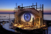 Das Auge als Zentralmotiv. Die gigantische Seebühne in Bregenz. Foto: Festspiele