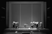 David (Norbert Ernst) und Magdalene (Carola Guber) inmitten der „deutschen Meister“. Foto: Bayreuther Festspiele, Jochen Quast