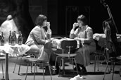 Eva (Amanda Mace, li.), Magdalene (Carola Guber). Foto: Bayreuther Festspiele, Jochen Quast