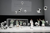 „Die glückliche Hand“ mit Matteo de Monti und Mitgliedern der Kampfsportgruppe der Fakultät Sportwissenschaft der Universität Leipzig. Foto: Andreas Birkigt