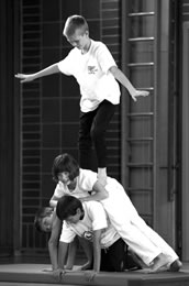 Kinder der Grundschule Lochham bei den Übungen... Foto: Klaus Gruber