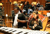 Schüler beim Workshop mit Orchestermusikern. 