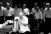 Ludwig Grabmeier (Gorjantschikow), Peter Nikolaus Kante (Der Platzkommandant) und Chor in der Düsseldorfer Inszenierung. Foto: Eddy Straub