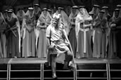 Herheims „Lohengrin“-Inszenierung an der Berliner Staatsoper. Klaus Florian Vogt als Lohengrin und der Chor der Staatsoper. Foto: Karl Forster