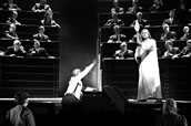Viel beachtet: Die Bayreuther „Parsifal“-Inszenierung. Hier ist Parsifal (Christopher Ventris, zusammen mit Kwangchul Youn als Gurnemanz und Detlef Roth als Amfortas) im Deutschen Bundestag angekommen. Foto: Bayreuther Festspiele GmbH, Enrico Nawrath 