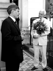 Der Chor der Semperoper gratuliert seinem ehemaligen Chordirektor, Hans-Dieter Pflüger. Foto: Ehrlich