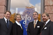 Die VdO mit Gerrit Wedel (Stellv. Geschäftsführer) Margot Ehrlich (Bundesvorsitzende), Stefan Moser (Bundesvorstandsmitglied) und Tobias Könemann (Geschäftsführer) freut sich über den Geburtstag. Foto: Oswald