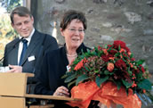 Gerrit Wedel dankt Monika von Loeben-Meuschel für ihr langjähriges Engagement an der Seite ihres Mannes Stefan Meuschel. Foto: Heymann