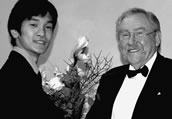 Preisträger Yoshimasa Samos mit Laudator Bruno Forster. 