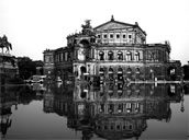 Im Sommer 2002 stand die Semperoper im Hochwasser. Foto: Semperoper