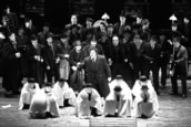 „Hoffmanns Erzählungen“ – weltweit übertragen. Joseph Calleja als Hoffmann mit dem Chor der Met. Foto: Ken Howard/Metropolitan Opera