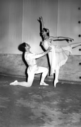 Abschiedskonzert sowjetischer Künstler im Monat der Deutsch-Sowjetischen Freundschaft im Friedrichstadtpalast Berlin, 1951. Balletttänzer Maija Plissezkaja und Jurij Kondratow. 