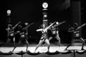 Gymnastischer Tanz mit Johanna Stojkovic (Mitte) als Gladys und Tänzern. Foto: Wuschanski
