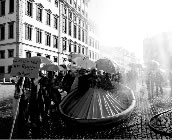 „Lasst uns nicht im Regen stehen“. Am 2. März 2011 demonstrierte das Ensemble auf dem Rathausplatz vor einer erneuten Kulturausschusssitzung im Rathaus. 
