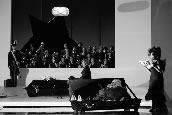 Michael McCown (Fürst Hérisson de Porc-Epic), Julian Prégardien (Tapioca), Simon Bailey (Siroco) und Sharon Carty (Aloès) sowie der Chor der Oper Frankfurt. Foto: Wolfgang Runkel
