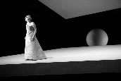 „Tristan und Isolde“ in der Inszenierung von Willy Decker. Leerer Raum: unsichtbare Energie oder szenische Stagnation? Anja Kampe als Isolde. Foto: Paul Leclaire