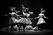Ensemble des Nürnberger Balletts in Goyo Monteros „Nussknacker“. Foto: Jesús Vallinas