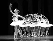 „Scènes de ballet“ aus „Steps & Times“ mit Daria Sukhorukova, Maxim Chashchegorov und Mitgliedern des Ensembles. Foto: Charles Tandy