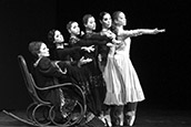 „Las Hermanas“: Beatrice Cordua (Mutter), Lucia Lacarra (älteste Schwester), Monika Hejduková (dritte Schwester), Mia Rudic (vierte Schwester), Roberta Fernandes (zweite Schwester), Ilana Werner (jüngste Schwester). Foto: Wilfried Hösl