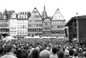 Chormusik zieht Tausende von Menschen auf den Frankfurter Römerberg. Fotos: Alexander Zuckrow