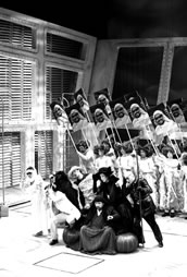 „L‘Italiana in Algeri“ mit Stefanie Kunschke als Elvira, Carolin Neukamm als Zulma, Karol Kozlowski als Lindoro, Juan Fernando Gutiérrez als Taddeo, Stefan Sevenich als Bey Mustafà, Rita Kapfhammer als Isabella, Derrick Ballard als Haly, Herrenchor. Foto: Angelika Röder