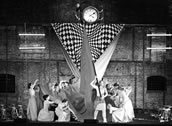 Sally du Randt als Senta mit dem Chor des Theaters Augsburg. Foto: Nik Schölzel