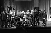 Giuseppe Verdi gilt auch als einer der bedeutendsten Choropernkomponisten. Einige Häuser haben das Verdi-Jahr bereits eingeläutet, unsere Fotos zeigen, dass die Chöre hier eine zentrale Rolle spielen. Oben: „Falstaff“ am Deutschen Nationaltheater Weimar mit Alik Abdukayumov als Ford, Daniel Henriks als Falstaff und Mitgliedern des Opernchors (Foto: Erhard Driesel).