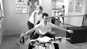 Abb. 2: Am spezifischen Bedarf von Tänzern orientierte Rehabilitationsmaßnahmen, wie z.B. das Pilates-Gerätetraining oder die GYROTONIC®-Methode (s. Foto), haben gezeigt, dass Tänzer mit der entsprechenden Unterstützung deutlich schneller wieder auf die Bühne zurückkehren. Foto: Bernd Gahlen, www.filmsache.de