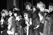 Mitglieder des Opernchors und Extrachors des Mainfranken Theaters in „Macbeth“. Foto: Falk von Traubenberg