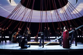 „Tristan und Isolde“ am Nürnberger Staatstheater mit Lioba Braun als Isolde, Opernchor und Statisterie. Im Hintergrund: Alexandra Petersamer (Brangäne), Vincent Wolfsteiner (Tristan) und Jochen Kupfer (Kurwenal). Foto: Ludwig Olah